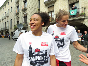 Arribada de les jugadores de l'Uni Spar Citylift a la pla&ccedil;a del Vi despr&eacute;s de proclamar-se campiones de Lliga