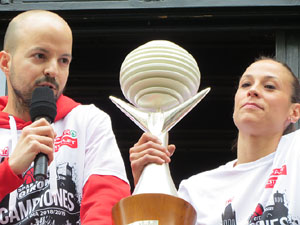 Arribada de les jugadores de l'Uni Spar Citylift a la pla&ccedil;a del Vi despr&eacute;s de proclamar-se campiones de Lliga