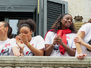 Arribada de les jugadores de l'Uni Spar Citylift a la pla&ccedil;a del Vi despr&eacute;s de proclamar-se campiones de Lliga
