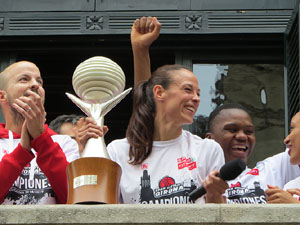 Arribada de les jugadores de l'Uni Spar Citylift a la pla&ccedil;a del Vi despr&eacute;s de proclamar-se campiones de Lliga