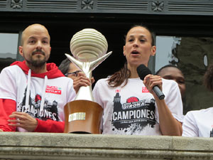 Arribada de les jugadores de l'Uni Spar Citylift a la pla&ccedil;a del Vi despr&eacute;s de proclamar-se campiones de Lliga