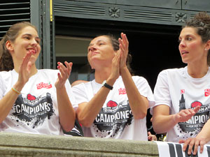 Arribada de les jugadores de l'Uni Spar Citylift a la pla&ccedil;a del Vi despr&eacute;s de proclamar-se campiones de Lliga