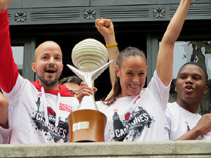 Arribada de les jugadores de l'Uni Spar Citylift a la pla&ccedil;a del Vi despr&eacute;s de proclamar-se campiones de Lliga