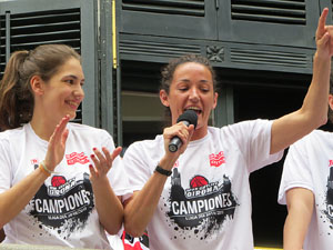 Arribada de les jugadores de l'Uni Spar Citylift a la pla&ccedil;a del Vi despr&eacute;s de proclamar-se campiones de Lliga