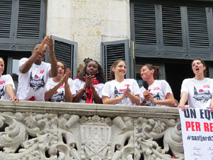 Arribada de les jugadores de l'Uni Spar Citylift a la pla&ccedil;a del Vi despr&eacute;s de proclamar-se campiones de Lliga