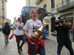 Arribada de les jugadores de l'Uni Spar Citylift a la pla&ccedil;a del Vi despr&eacute;s de proclamar-se campiones de Lliga