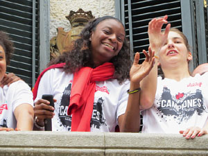 Arribada de les jugadores de l'Uni Spar Citylift a la pla&ccedil;a del Vi despr&eacute;s de proclamar-se campiones de Lliga