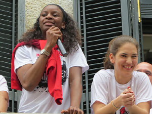 Arribada de les jugadores de l'Uni Spar Citylift a la pla&ccedil;a del Vi despr&eacute;s de proclamar-se campiones de Lliga