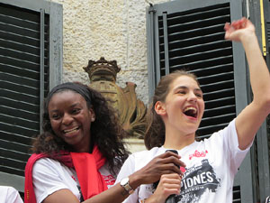 Arribada de les jugadores de l'Uni Spar Citylift a la pla&ccedil;a del Vi despr&eacute;s de proclamar-se campiones de Lliga