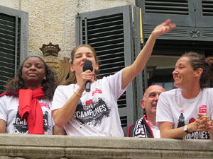 Arribada de les jugadores de l'Uni Spar Citylift a la pla&ccedil;a del Vi despr&eacute;s de proclamar-se campiones de Lliga