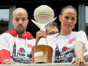 Arribada de les jugadores de l'Uni Spar Citylift a la pla&ccedil;a del Vi despr&eacute;s de proclamar-se campiones de Lliga