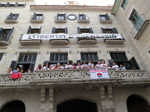 Arribada de les jugadores de l'Uni Spar Citylift a la pla&ccedil;a del Vi despr&eacute;s de proclamar-se campiones de Lliga