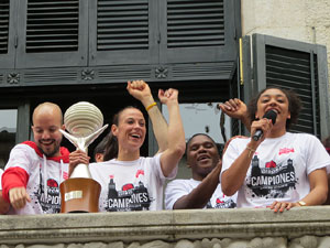 Arribada de les jugadores de l'Uni Spar Citylift a la pla&ccedil;a del Vi despr&eacute;s de proclamar-se campiones de Lliga