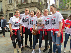 Arribada de les jugadores de l'Uni Spar Citylift a la pla&ccedil;a del Vi despr&eacute;s de proclamar-se campiones de Lliga