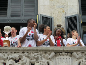 Arribada de les jugadores de l'Uni Spar Citylift a la pla&ccedil;a del Vi despr&eacute;s de proclamar-se campiones de Lliga