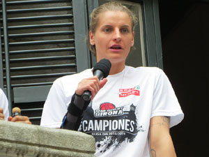 Arribada de les jugadores de l'Uni Spar Citylift a la pla&ccedil;a del Vi despr&eacute;s de proclamar-se campiones de Lliga