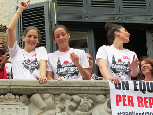Arribada de les jugadores de l'Uni Spar Citylift a la pla&ccedil;a del Vi despr&eacute;s de proclamar-se campiones de Lliga