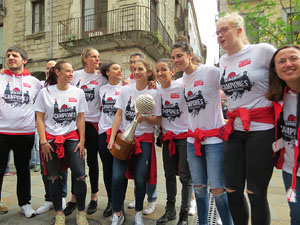 Arribada de les jugadores de l'Uni Spar Citylift a la pla&ccedil;a del Vi despr&eacute;s de proclamar-se campiones de Lliga