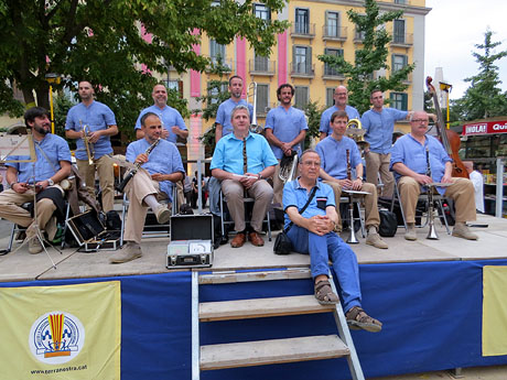 Cobla Ciutat de Girona. Al mig, el compositor de la sardana 'Però a Girona més', Josep Antoni López i Álvarez