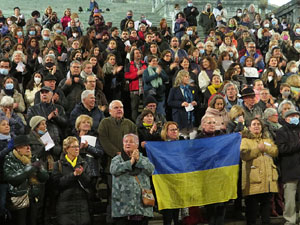 Cantada per a Ucra&iuml;na a les escales de la Catedral de Girona