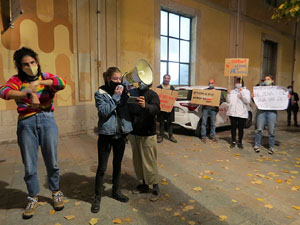 Concentraci&oacute; contra el tancament de la Cultura; davant la Casa de Cultura de Girona