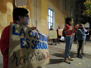 Concentraci&oacute; contra el tancament de la Cultura; davant la Casa de Cultura de Girona