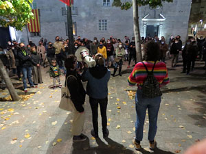 Concentraci&oacute; contra el tancament de la Cultura; davant la Casa de Cultura de Girona