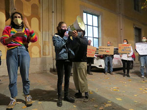 Concentraci&oacute; contra el tancament de la Cultura; davant la Casa de Cultura de Girona