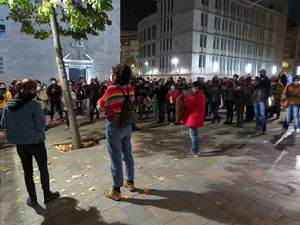 Concentraci&oacute; contra el tancament de la Cultura; davant la Casa de Cultura de Girona