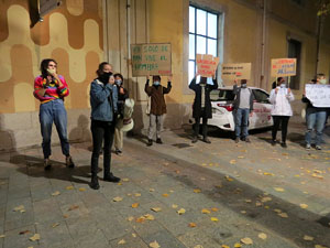 Concentraci&oacute; contra el tancament de la Cultura; davant la Casa de Cultura de Girona