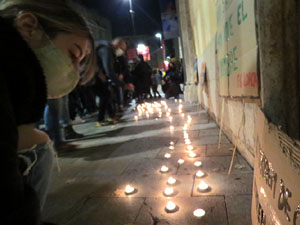 Concentraci&oacute; contra el tancament de la Cultura; davant la Casa de Cultura de Girona