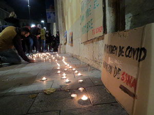 Concentraci&oacute; contra el tancament de la Cultura; davant la Casa de Cultura de Girona