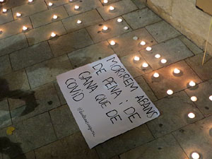 Concentraci&oacute; contra el tancament de la Cultura; davant la Casa de Cultura de Girona