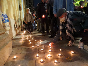 Concentraci&oacute; contra el tancament de la Cultura; davant la Casa de Cultura de Girona
