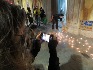 Concentraci&oacute; contra el tancament de la Cultura; davant la Casa de Cultura de Girona