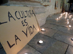 Concentraci&oacute; contra el tancament de la Cultura; davant la Casa de Cultura de Girona