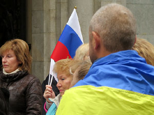 Concentraci&oacute; per la pau a Donbass a la pla&ccedil;a del Vi