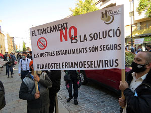 Concentraci&oacute; contra el tancament d'hostaleria i est&egrave;tica davant la seu de la Generalitat