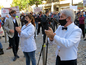 Concentraci&oacute; contra el tancament d'hostaleria i est&egrave;tica davant la seu de la Generalitat