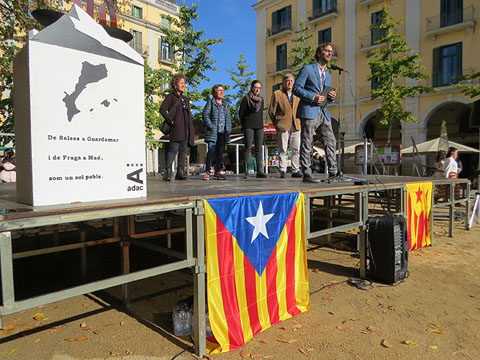 Presentació de l'activitat a la plaça de la Independència