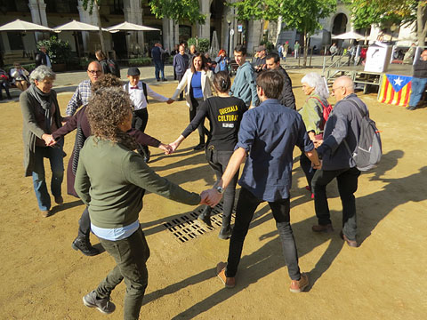 Taller de balls tradicionals a la plaça de la Independència