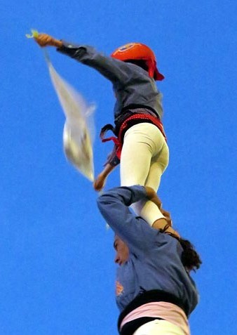 El pilar dels Marrecs de Salt, carregat per castelleres