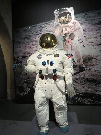 R&egrave;plica de l'escafandra utilitzada per Armstrong