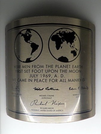 R&egrave;plica de la placa commemorativa deixada a la Lluna pels astronautes de l'Apollo 11