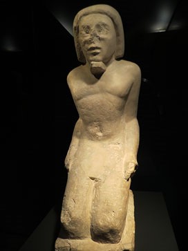 Est&agrave;tua d'un presoner. Pedra calc&agrave;ria. Dinastia VI, Ca. 2345-2181 aC. Probablement de Saqqara