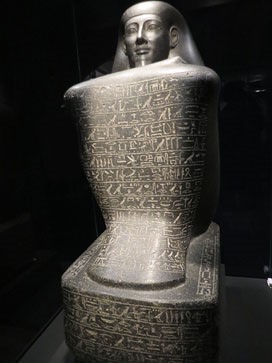 Est&agrave;tua del funcionari del govern Sennefer. Granodiorita. Dinastia XVIII, regnat de Tutmosis III, Ca. 1479-1425 aC. Tebes