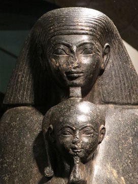 Est&agrave;tua del funcionari de la cort Senenmut amb la princesa Neferure. Granodiorita. Dinastia XVIII, regnat de Hatshepsut, Ca. 1472-1458 aC. Karnak, Tebes