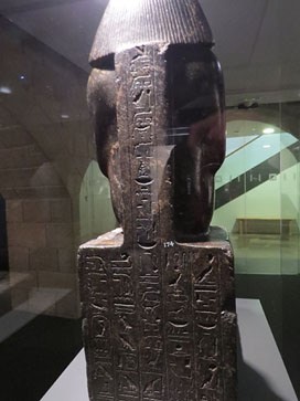 Est&agrave;tua del funcionari de la cort Senenmut amb la princesa Neferure. Granodiorita. Dinastia XVIII, regnat de Hatshepsut, Ca. 1472-1458 aC. Karnak, Tebes