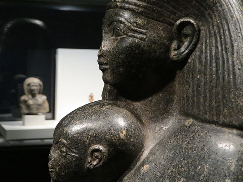 Est&agrave;tua del funcionari de la cort Senenmut amb la princesa Neferure. Granodiorita. Dinastia XVIII, regnat de Hatshepsut, Ca. 1472-1458 aC. Karnak, Tebes