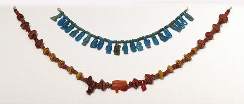 Dos collarets fets de denes i amulets. Faian&ccedil;a, jaspi i cornalina. Dinasties XVIII-XX, regnat d'Amenhotep III a Ramesses XI, Ca. 1390-1069 aC. Gurob